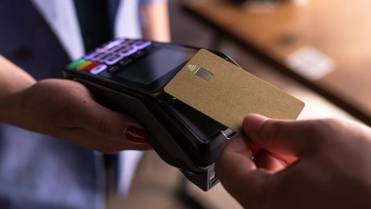 Betaalkaart of contant: wat doet het met je uitgaven?