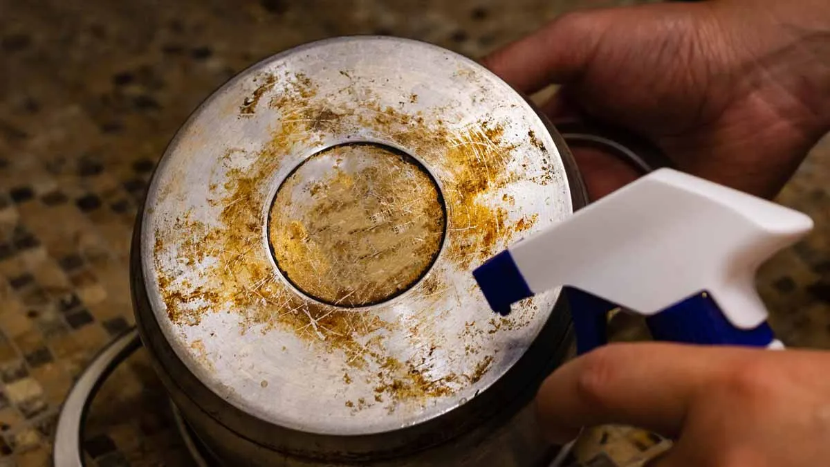 Geef je aangebrande pan een tweede kans: natuurlijke reinigingsmethoden voor glanzend kookgerei